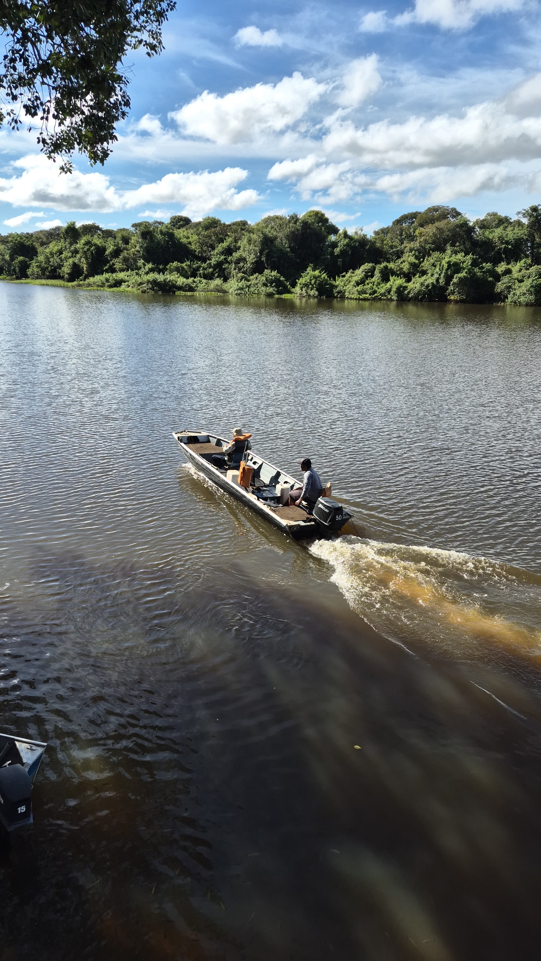 Barco de apoio navegando